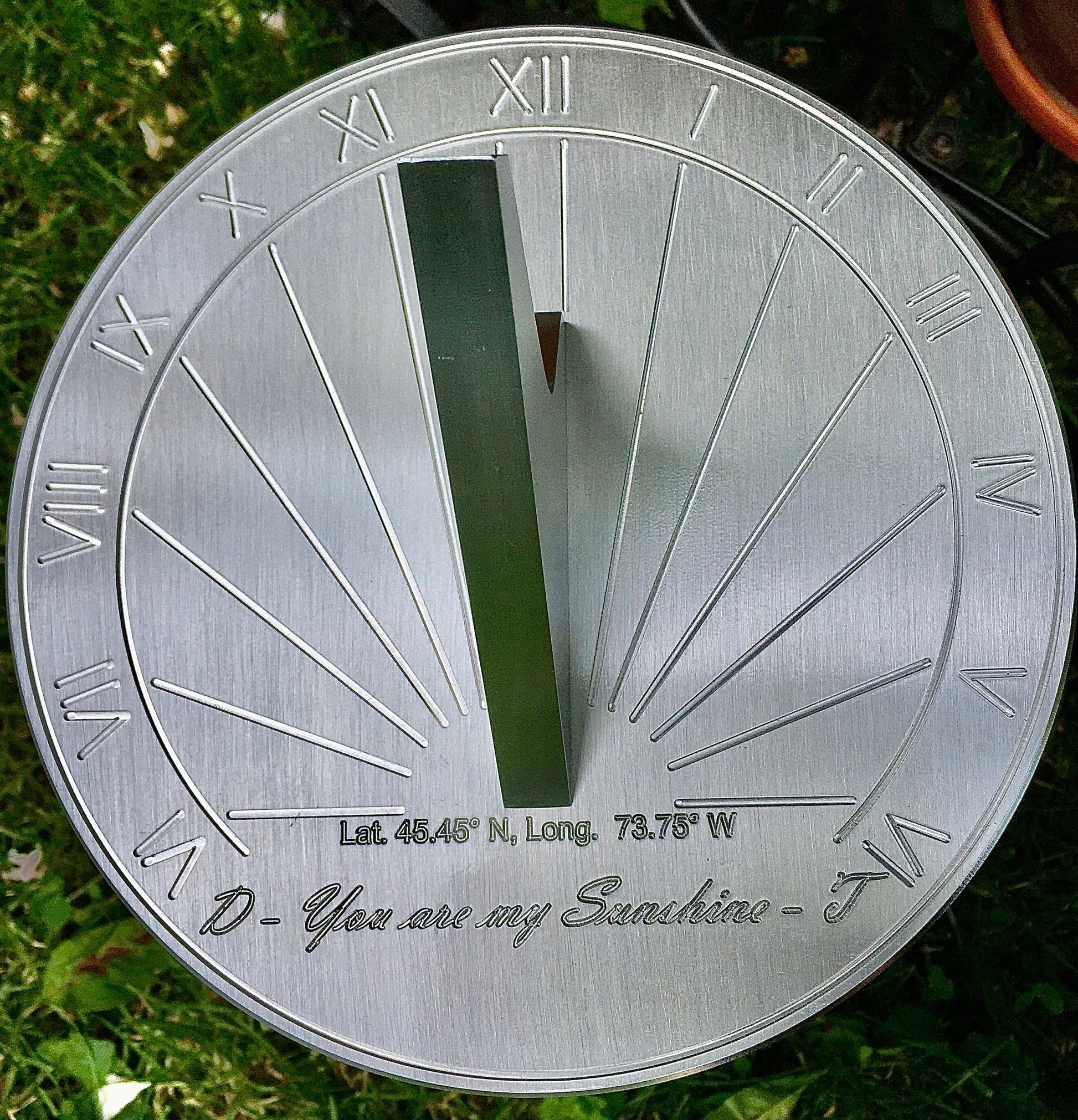 Blue sapphire wedding anniversary sundial displayed in garden as excellent gift ideas for 45th wedding anniversary friends. 